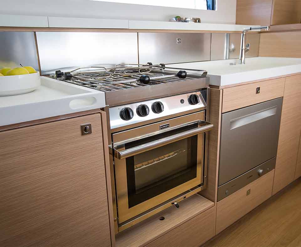 Electric gimbal stove